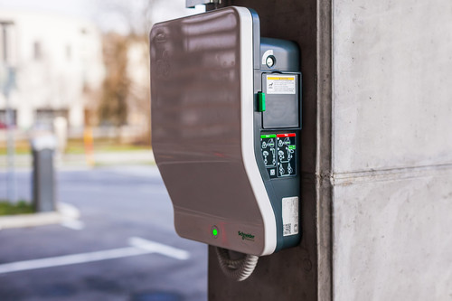 Schneider Electric je svečano predal v uporabo polnilno postajo na FRI v Ljubljani